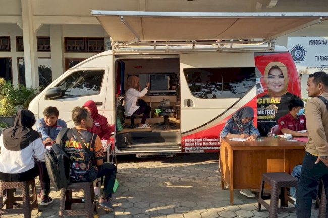 Pelayanan Adminduk Dinas Dukcapil Klaten di acara CarFreeDay bahagiakan masyarakat.
