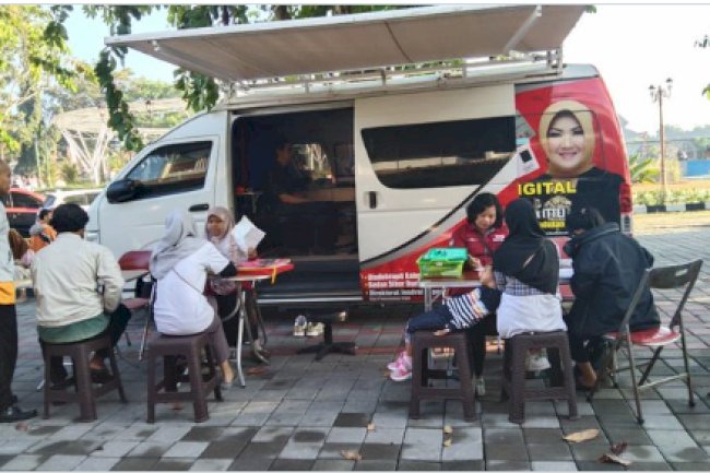 Pelayanan Adminduk Dinas Dukcapil Klaten di acara CarFreeDay bahagiakan masyarakat.