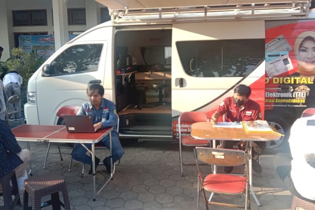 Pelayanan Adminduk Dinas Dukcapil Klaten di acara CarFreeDay bahagiakan masyarakat.