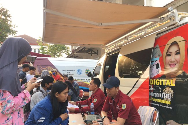 Pelayanan Adminduk Dinas Dukcapil Klaten di acara CarFreeDay bahagiakan masyarakat.