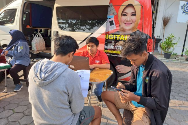 Pelayanan Adminduk Dinas Dukcapil Klaten di acara CarFreeDay bahagiakan masyarakat.