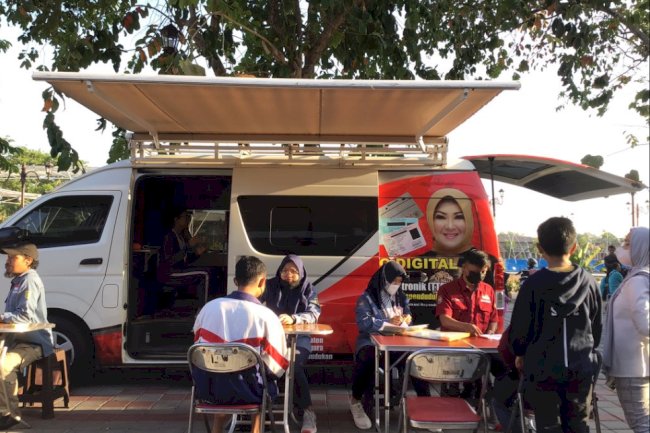 Pelayanan Adminduk Dinas Dukcapil Klaten di acara CarFreeDay bahagiakan masyarakat.