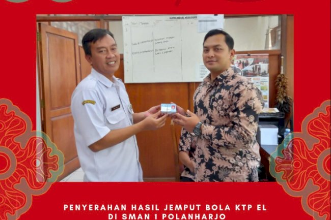 Dinas Dukcapil Klaten serahkan KTP EL pemula Jemput Bola Perekaman KTP-el yang telah dilaksanakan di SMAN 1 Polanharjo.