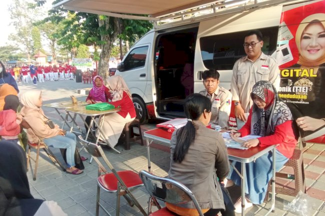 Pelayanan Adminduk Dinas Dukcapil Klaten di acara CarFreeDay bahagiakan masyarakat.