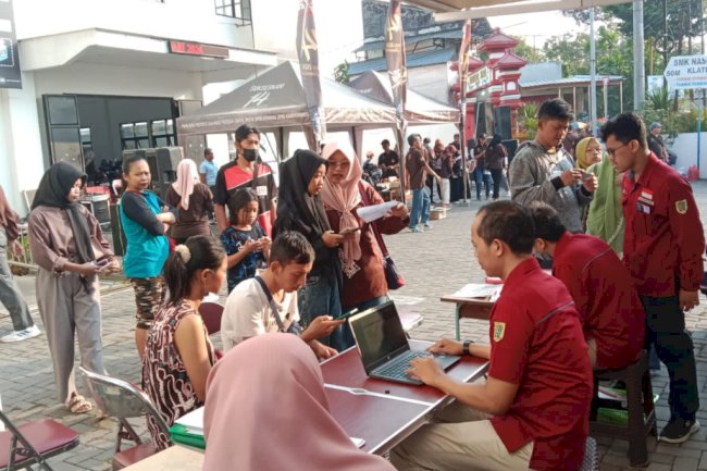 Pelayanan Adminduk Dinas Dukcapil Klaten di acara CarFreeDay bahagiakan masyarakat.