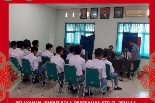 Pelayanan Jemput Bola perekaman KTP-EL Pemula di SMA N 1 Klaten.