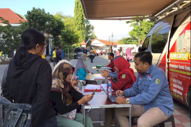 Pelayanan Adminduk Dinas Dukcapil Klaten di acara CarFreeDay bahagiakan masyarakat.