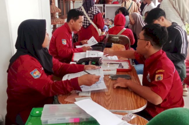 Pelayanan Adminduk Dinas Dukcapil Klaten di acara CarFreeDay bahagiakan masyarakat.