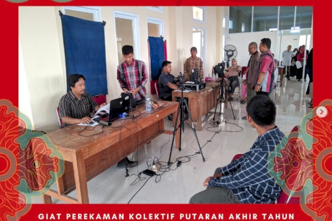 Dinas Dukcapil melakukan perekaman jemput bola KTP-el di Kecamatan Tulung, Kabupaten Klaten.