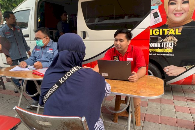 Pelayanan Adminduk Dinas Dukcapil Klaten di acara CarFreeDay bahagiakan masyarakat.