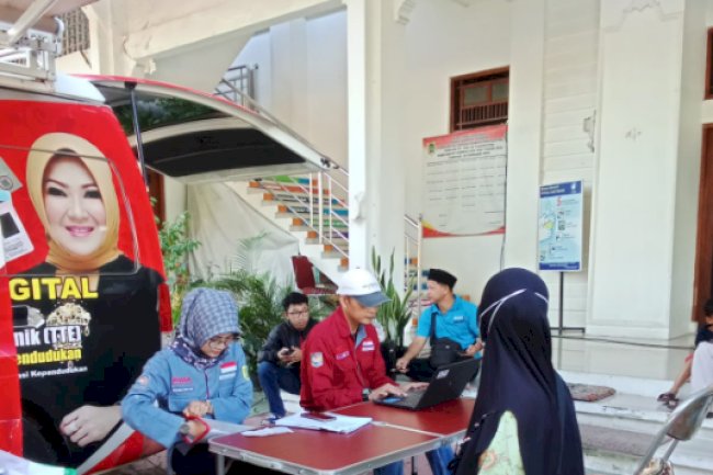 Pelayanan Adminduk Dinas Dukcapil Klaten di acara CarFreeDay bahagiakan masyarakat.
