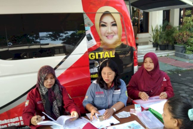 Pelayanan Adminduk Dinas Dukcapil Klaten di acara CarFreeDay bahagiakan masyarakat.