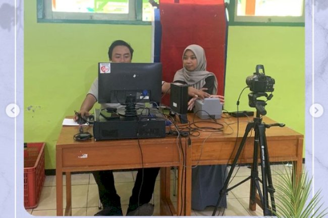Dinas Kependudukan dan Catatan Sipil Kabupaten Klaten laksanakan jemput bola perekaman KTP-El untuk pemula di SMAN 1 Jogonalan.