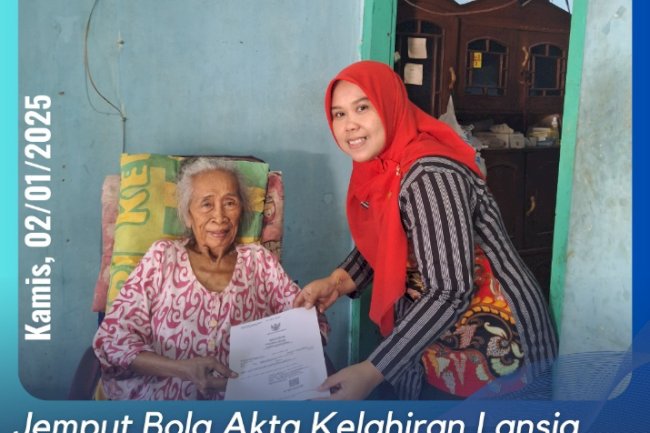 Disdukcapil Klaten melaksanakan program Jemput Bola pembuatan Akta Kelahiran bagi lansia.