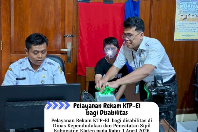 Disdukcapil Klaten memberikan pelayanan perekaman KTP-El bagi penyandang disabilitas