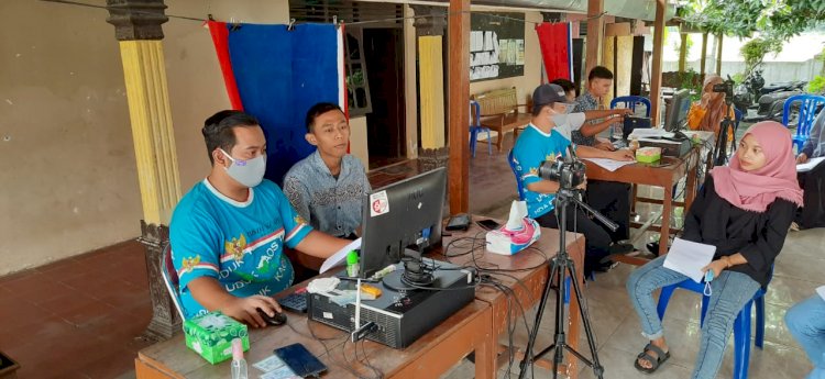 DISDUKCAPIL KLATEN---Inovasi Pelaut Bala Perekaman E-KTP secara Massal kerjasama dengan KPU Kabupaten Klaten di Desa Wiro Kecamatan Bayat.