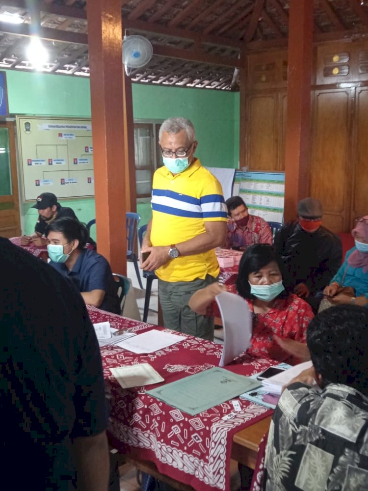 DISDUKCAPIL KLATEN---Inovasi Pelayanan Jemput Bola Akta Kelahiran Usia 0 -18 tahun SeKecamatan Karangdowo di Balai Desa Kupang.