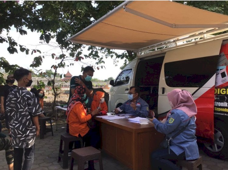 Pelayanan Adminduk Dinas Dukcapil Klaten di acara CarFreeDay bahagiakan masyarakat.