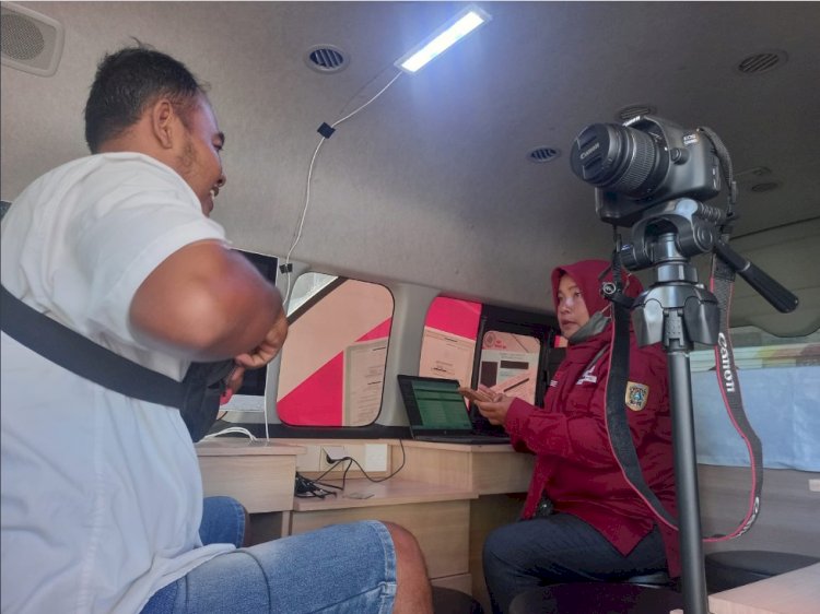 Pelayanan Adminduk Dinas Dukcapil Klaten di acara CarFreeDay bahagiakan masyarakat.