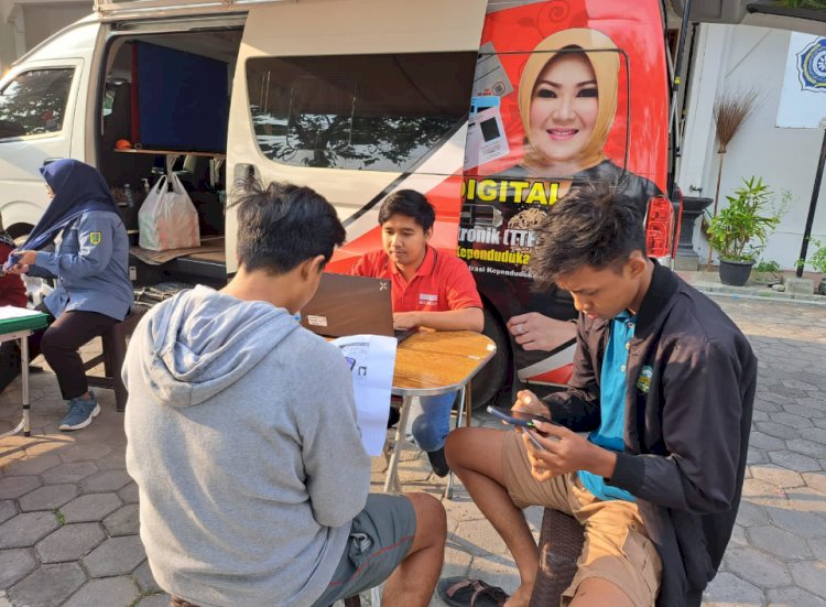 Pelayanan Adminduk Dinas Dukcapil Klaten di acara CarFreeDay bahagiakan masyarakat.