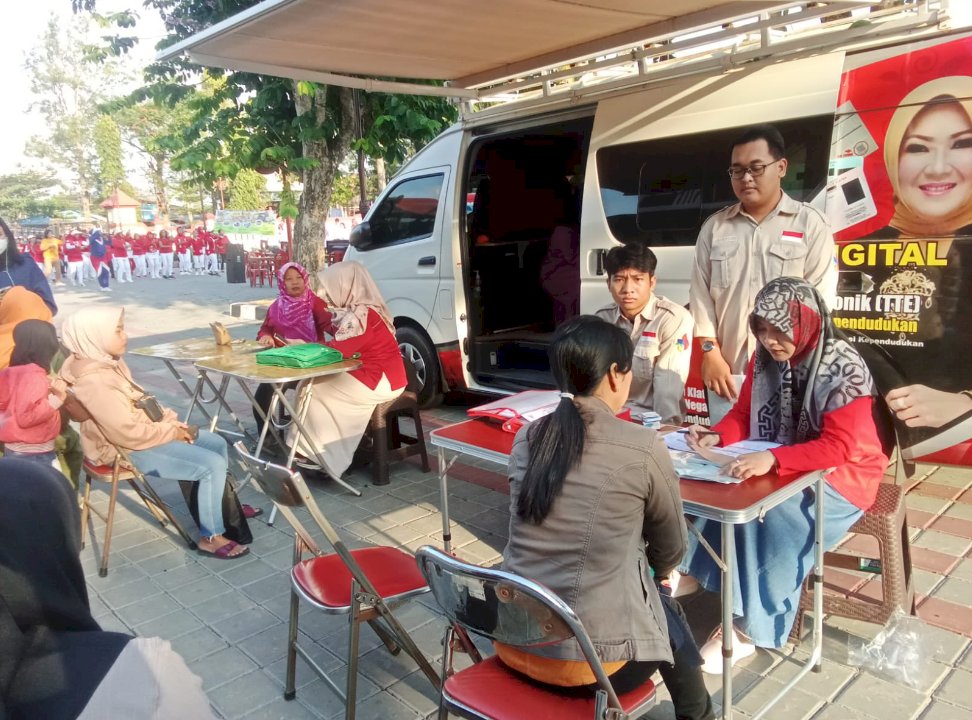 Pelayanan Adminduk Dinas Dukcapil Klaten di acara CarFreeDay bahagiakan masyarakat.