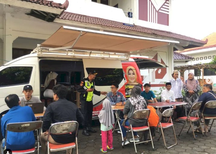 Pelayanan Adminduk Dinas Dukcapil Klaten di acara CarFreeDay bahagiakan masyarakat.