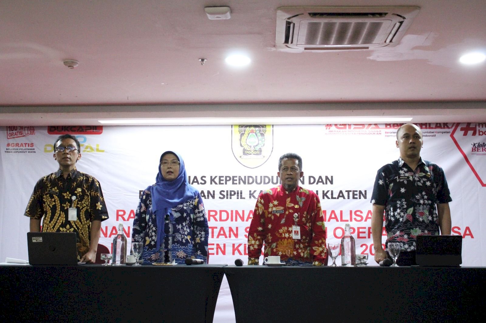 Dinas Kependudukan dan Pencatatan Sipil Kabupaten Klaten mengadakan rapat koordinasi terkait optimalisasi pelayanan pencatatan sipil bersama operator desa di seluruh Kabupaten Klaten.