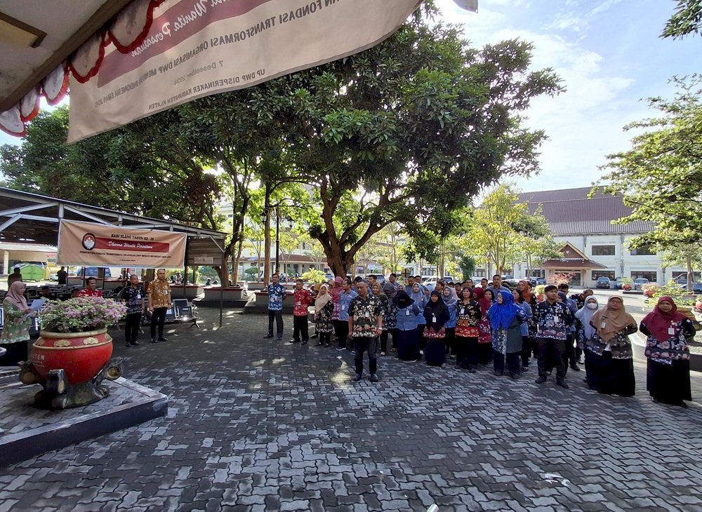 Dinas Kependudukan dan Pencatatan Sipil Kabupaten Klaten laksanakan Apel Pagi.