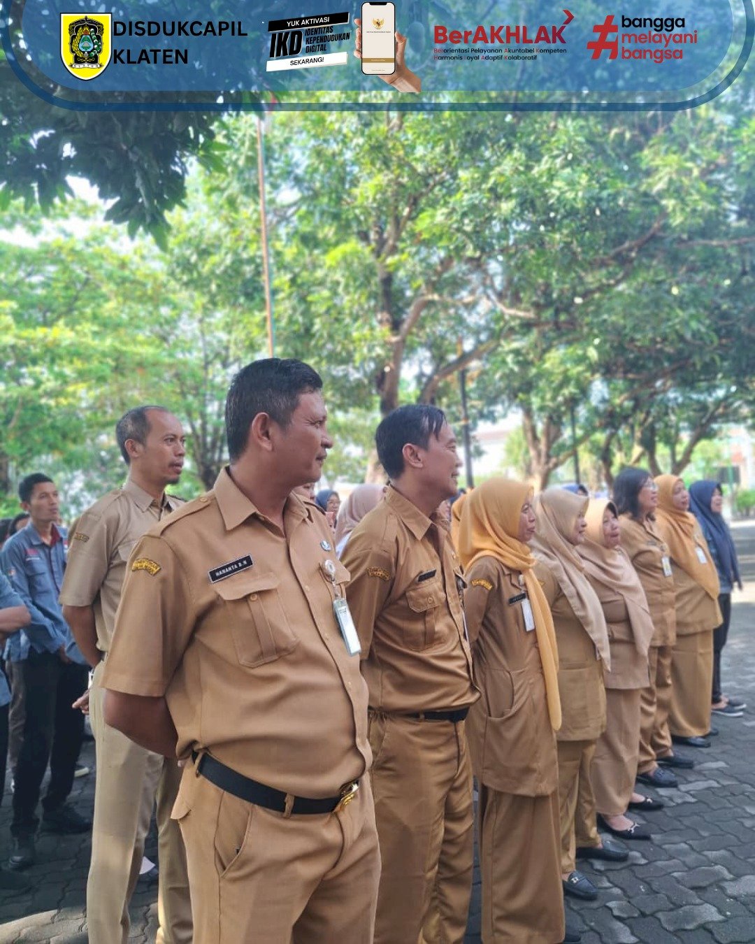 Disdukcapil Klaten melaksanakan apel pagi rutin setiap Selasa di minggu pertama, bertempat di halaman kantor Disdukcapil Klaten