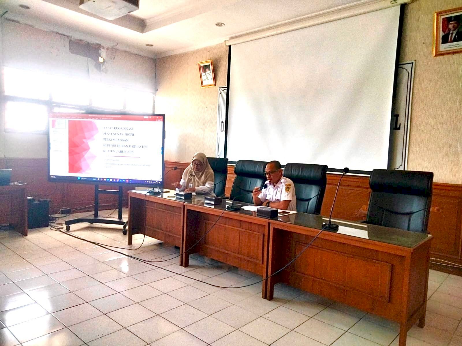 DINAS DUKCAPIL KLATEN MENGADAKAN RAPAT KOORDINASI PENYUSUNAN PROFIL PERKEMBANGAN KEPENDUDUKAN KABUPATEN KLATEN TAHUN 2025