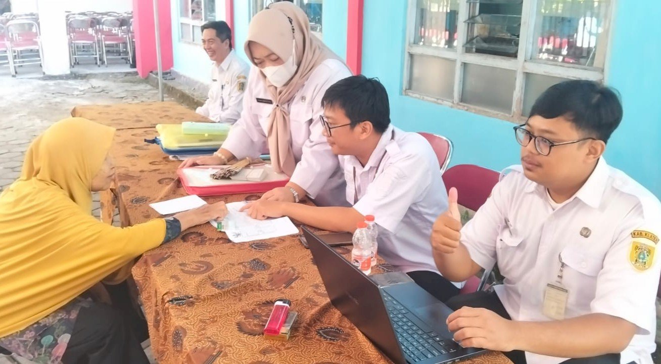 Disdukcapil Klaten melaksanakan pelayanan Administrasi Kependudukan di Sambung Rasa