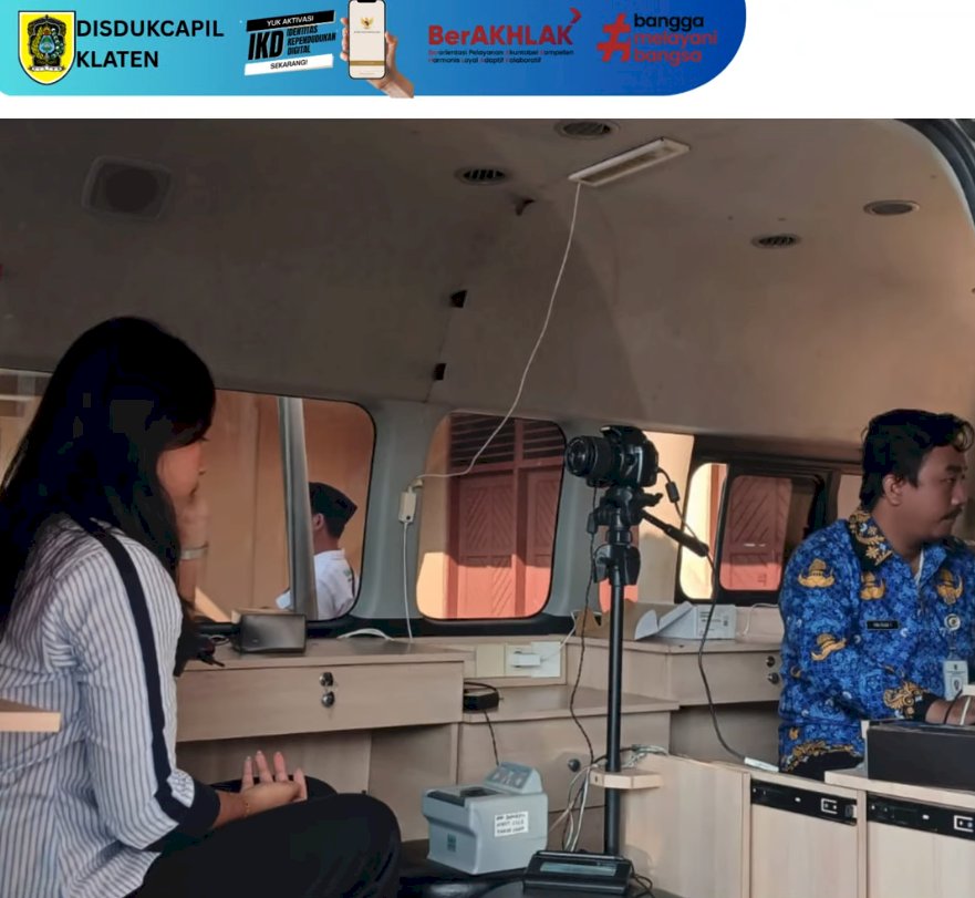 Disdukcapil Klaten melaksanakan pelayanan Administrasi Kependudukan di Sambung Rasa Bersama Bupati Klaten