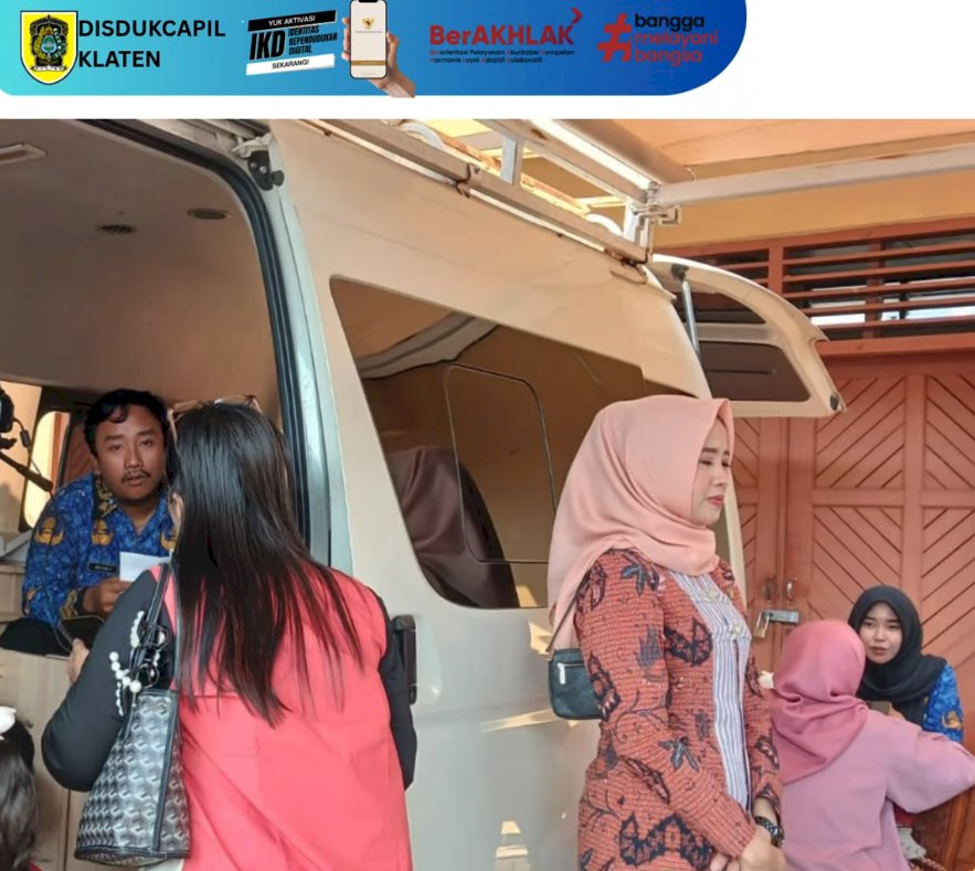 Disdukcapil Klaten melaksanakan pelayanan Administrasi Kependudukan di Sambung Rasa Bersama Bupati Klaten