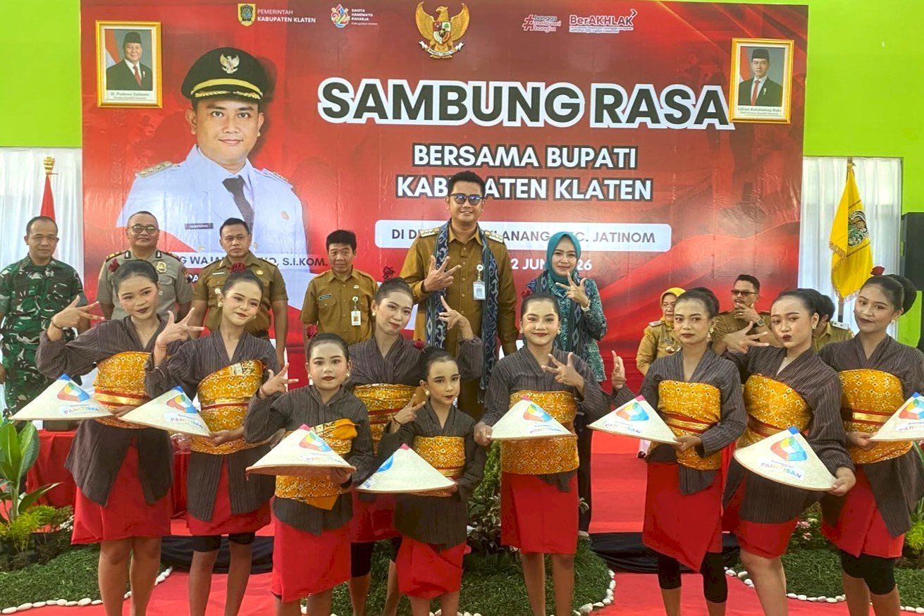 Disdukcapil Klaten melaksanakan pelayanan Administrasi Kependudukan di Sambung Rasa Bersama Bupati Klaten