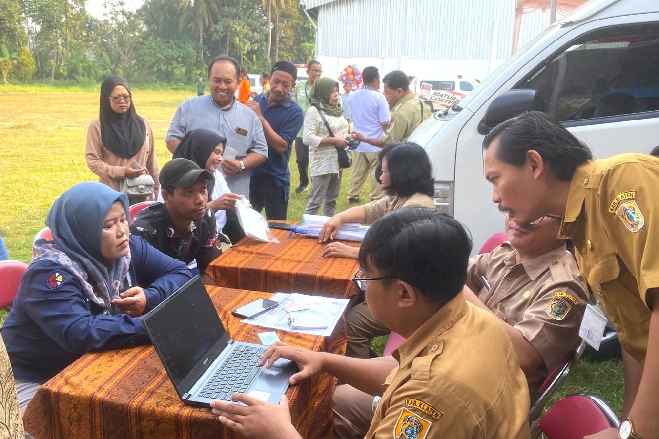Disdukcapil Klaten melaksanakan pelayanan Administrasi Kependudukan di Sambung Rasa Bersama Bupati Klaten