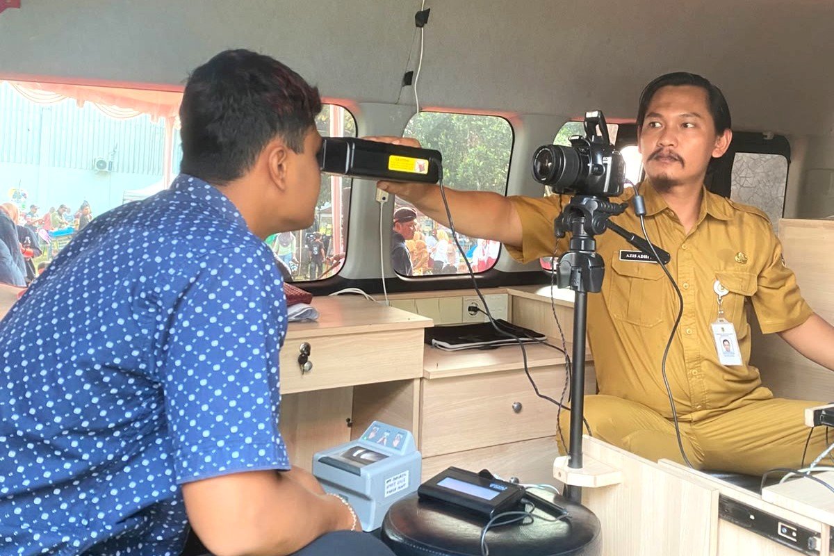 Disdukcapil Klaten melaksanakan pelayanan Administrasi Kependudukan di Sambung Rasa Bersama Bupati Klaten