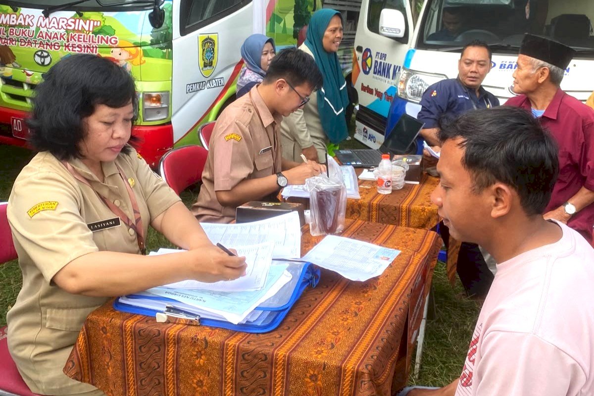 Disdukcapil Klaten melaksanakan pelayanan Administrasi Kependudukan di Sambung Rasa Bersama Bupati Klaten