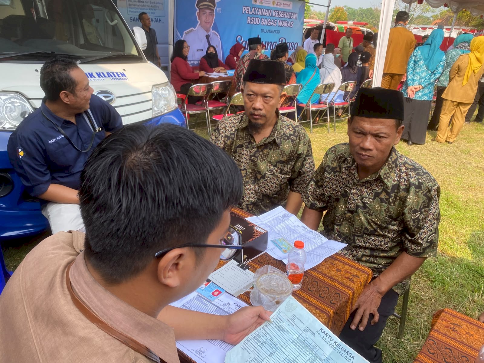 Disdukcapil Klaten melaksanakan pelayanan Administrasi Kependudukan di Sambung Rasa Bersama Bupati Klaten